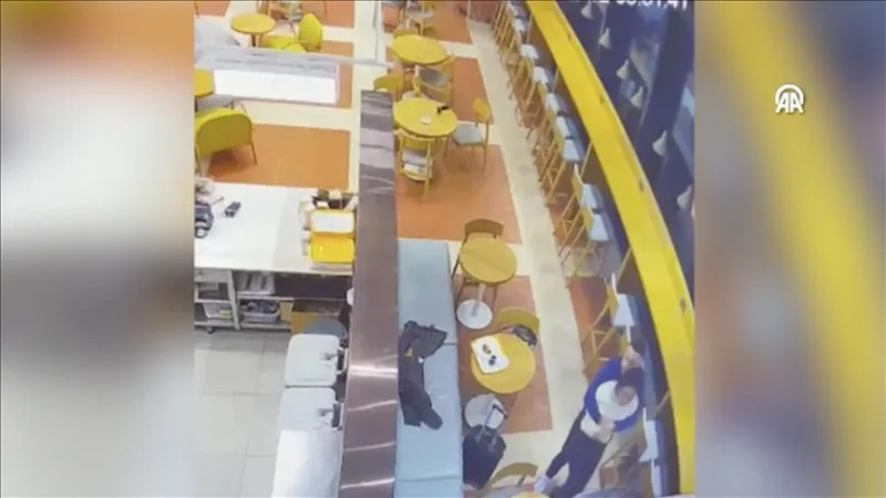 Heimlich-manőverrel mentették meg azt a nőt, akinek a torkán akadt az étel az isztambuli repülőtéren