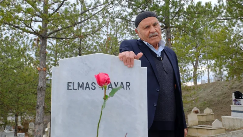 Çorumban a 84 éves İbrahim Kayar minden február 14-én vörös rózsákkal megy a 10 évvel ezelőtt elvesztett felesége sírjához.