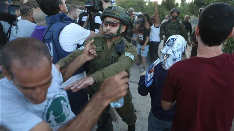 Izraelio kariai ir žydų naujakuriai Vakarų Krante surengė vienu metu vykstančius išpuolius