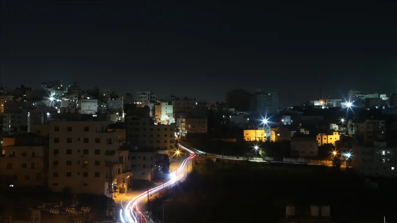 팔레스타인 영토를 강탈한 이스라엘인들이 점령지인 요르단강 서안에서 팔레스타인인 3명을 다치게 했다