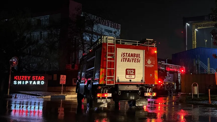 V Tuzle probíhá hašení požáru na nákladní lodi