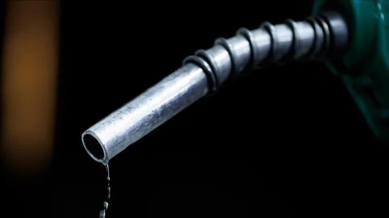 Z některých čerpacích stanic ve Velké Británii byly hlášeny „dočasné omezení dodávek“