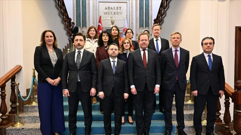 Teisingumo ministras Gürlek susitiko su Nyderlandų teisingumo ir saugumo ministru Van Weelu