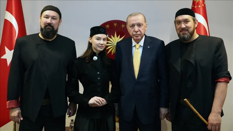 Prezidentas Erdoğan priėmė muzikos grupę „Ay Yola“