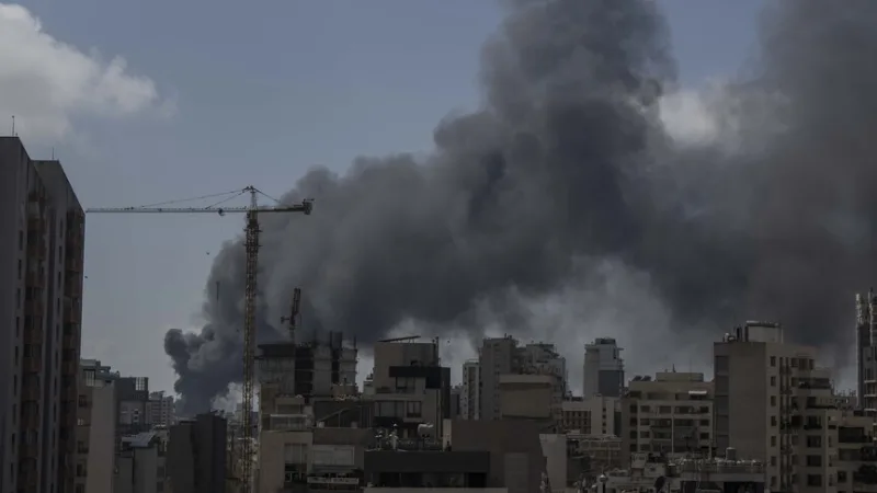 Izrael oznámil, že dokončil obkľúčenie mesta Bint Jbeil na juhu Libanonu a začal s jeho obsadzovaním