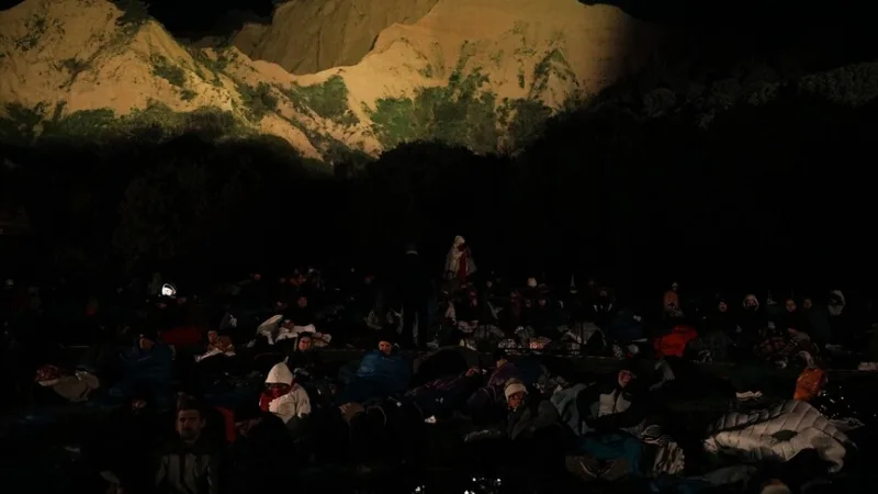 توافد الأستراليون والنيوزيلنديون إلى خليج أنزاك لحضور 