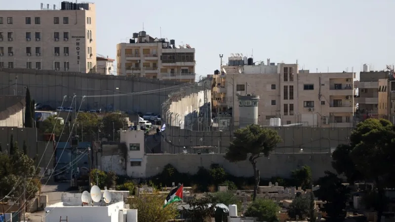 Soldados israelitas feriram um palestiniano perto do Muro de Separação, em Jerusalém Oriental