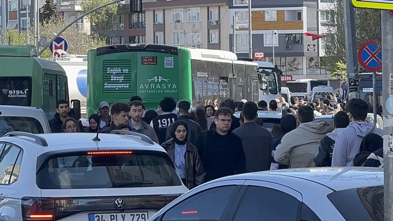 As obras na linha de metro de Istambul causaram congestionamento