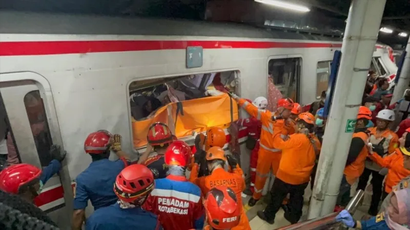 Quatro pessoas morreram e 38 ficaram feridas num acidente ferroviário na Indonésia