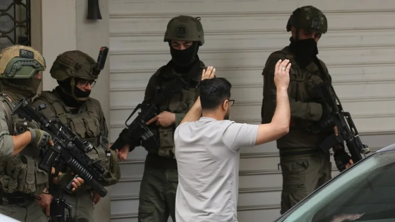 Quatro palestinianos ficaram feridos e duas pessoas foram detidas durante os ataques do exército israelita à Cisjordânia
