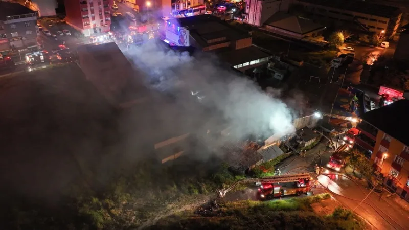 O incêndio que deflagrou numa fábrica em Arnavutköy foi extinto