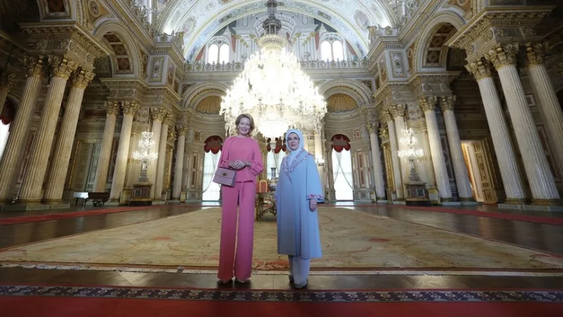 Emine Erdoğan heeft een ontmoeting gehad met de Belgische koningin Mathilde